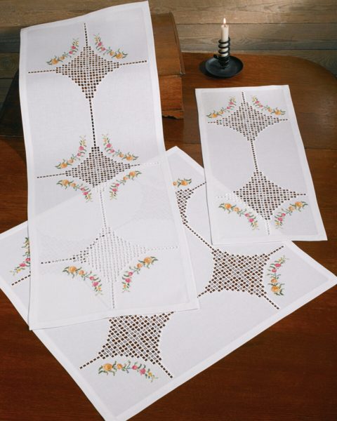 Broderisett Hardangersøm med blomster 29 x 69 cm