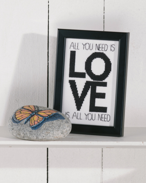 Broderisett Love is all you need 9 x 14 cm