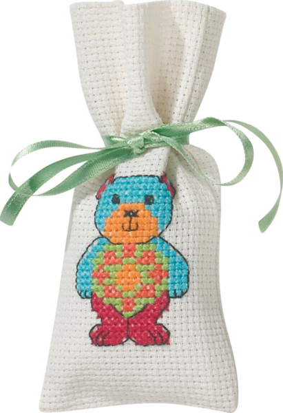 Broderisett Bamse med blomst 6 x 12 cm