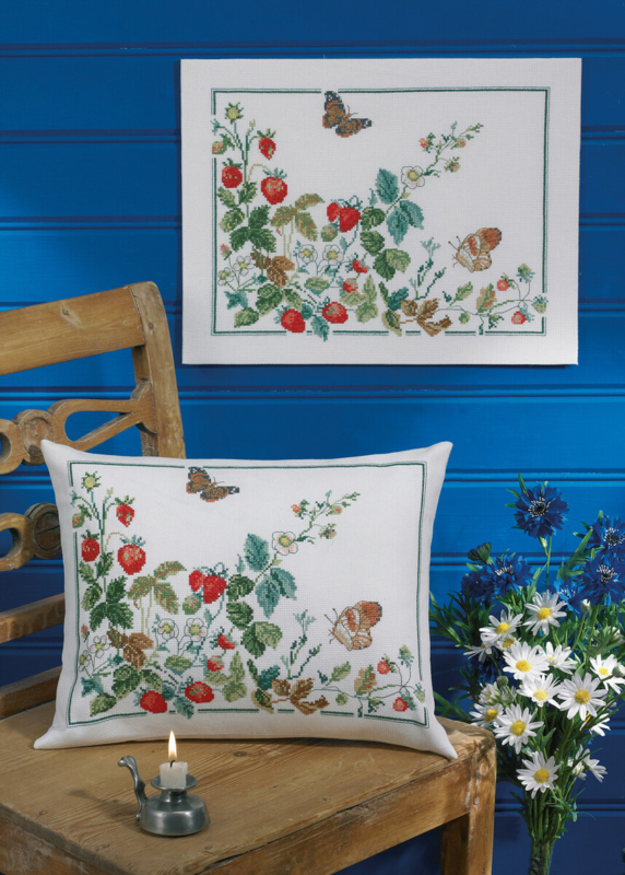 Broderisett Jordbær og sommerfugler 39 x 30 cm