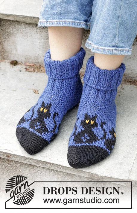 244-44 Bewitched Cat Socks by DROPS Design — 1