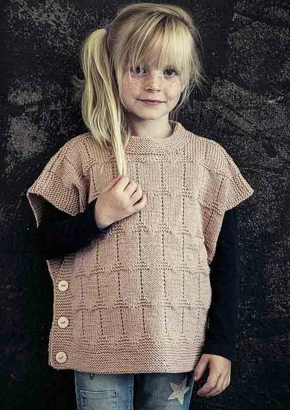 131-3 Strikket barneponcho med knapper på sidene