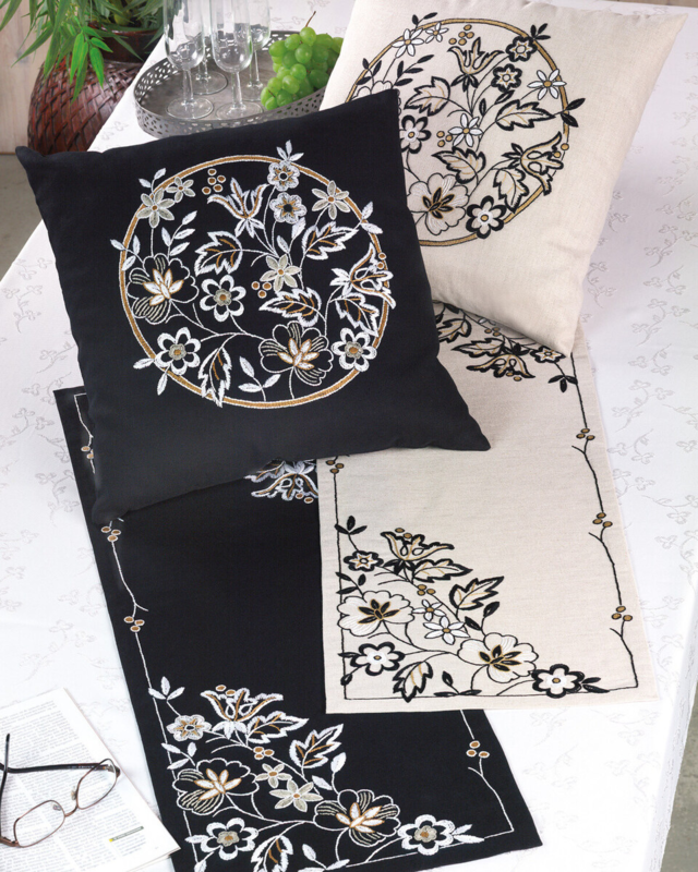 Broderisett Hvitt broderi på svart 31 x 85 cm