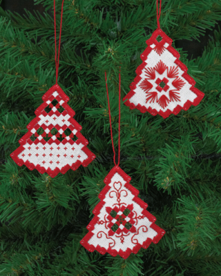 Broderisett Hardanger juletre rød x 3 7,5 x 8 cm