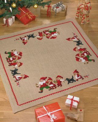 Broderisett Nisser / svart hund 120 x 120 cm